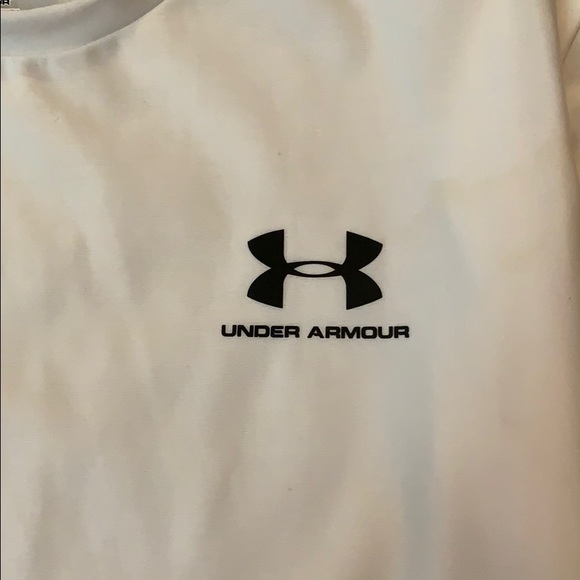 Lightweight Under Armour shirt - Picture 2 of 6